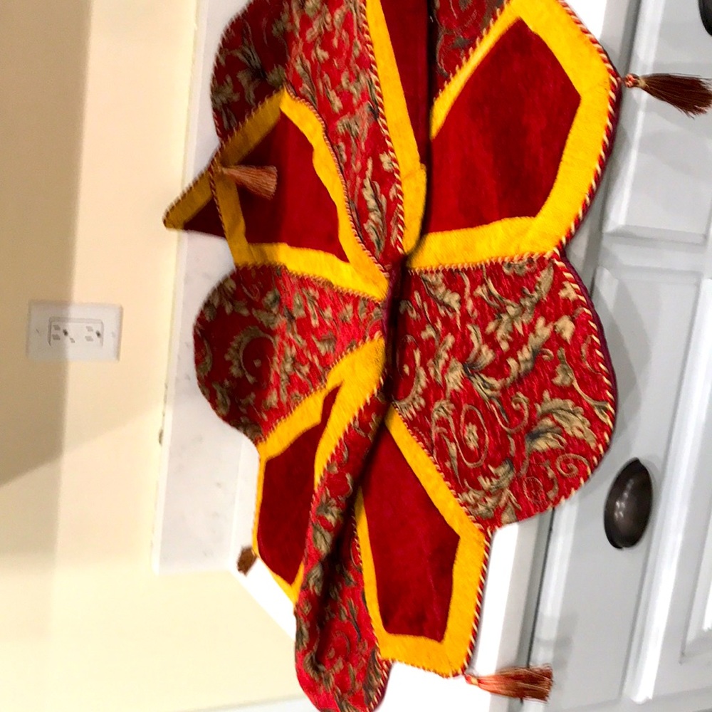FANCYCHRISTMAS TREE SKIRT. BURGUNDY/gold. Can use on sofa and under tree.QUILTED